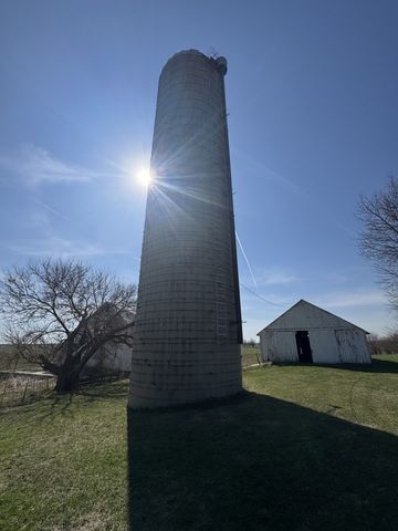 19381 Luther Road, Sterling, IL 61081