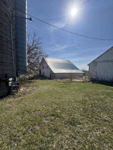 19381 Luther Road, Sterling, IL 61081