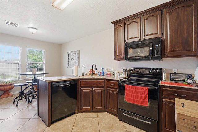 608 NW Waterford Dr, Lawton, OK 73505
