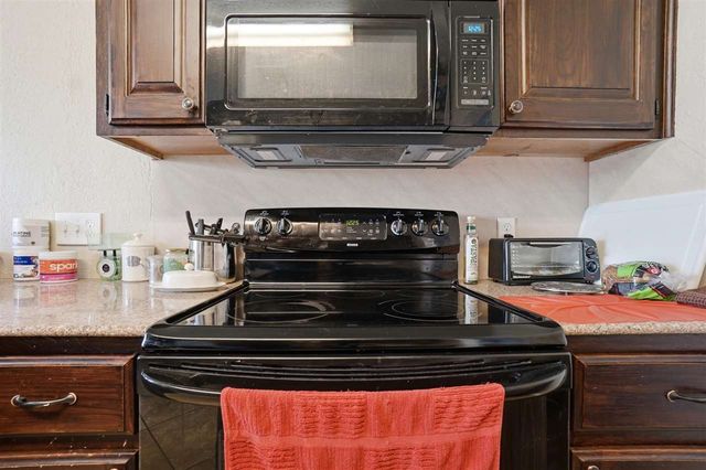 608 NW Waterford Dr, Lawton, OK 73505
