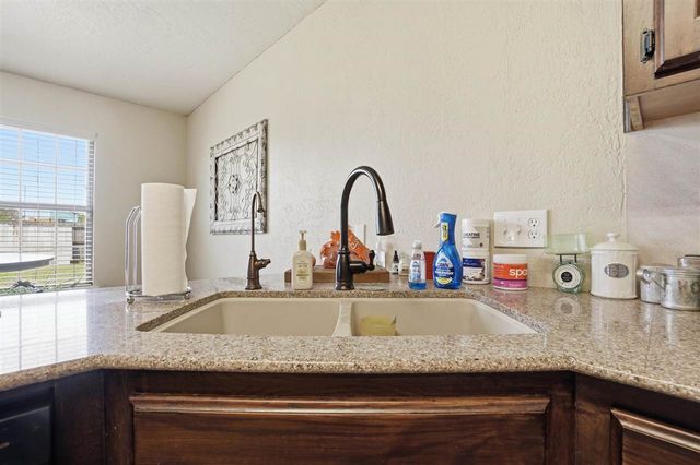 608 NW Waterford Dr, Lawton, OK 73505