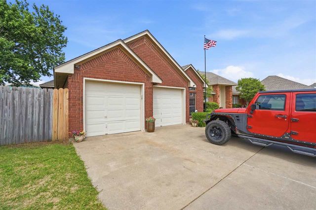 608 NW Waterford Dr, Lawton, OK 73505