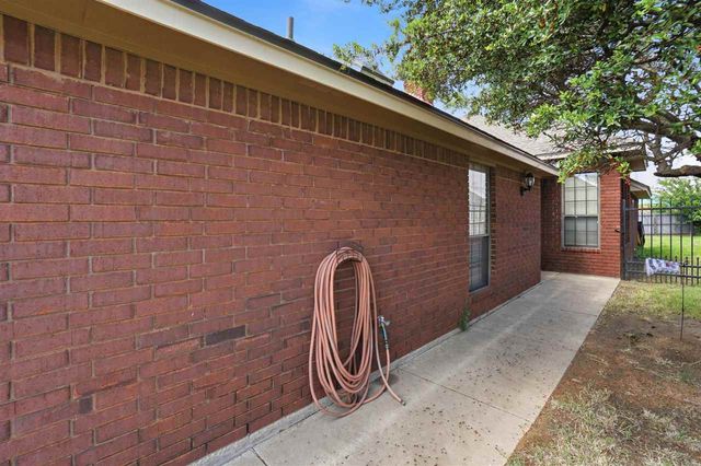 608 NW Waterford Dr, Lawton, OK 73505
