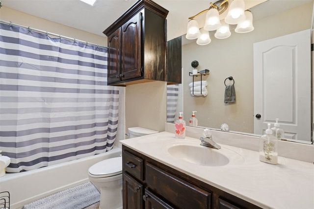 608 NW Waterford Dr, Lawton, OK 73505