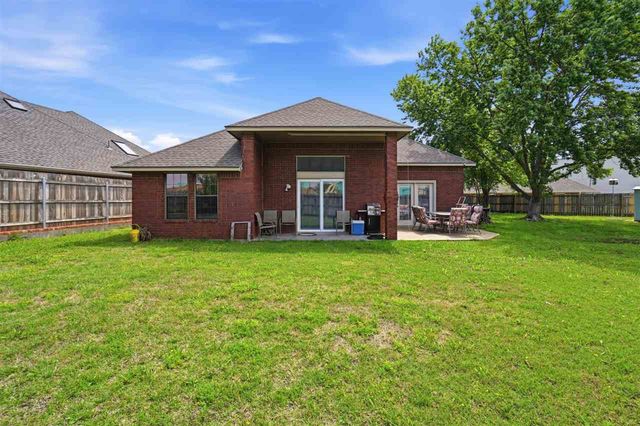 608 NW Waterford Dr, Lawton, OK 73505