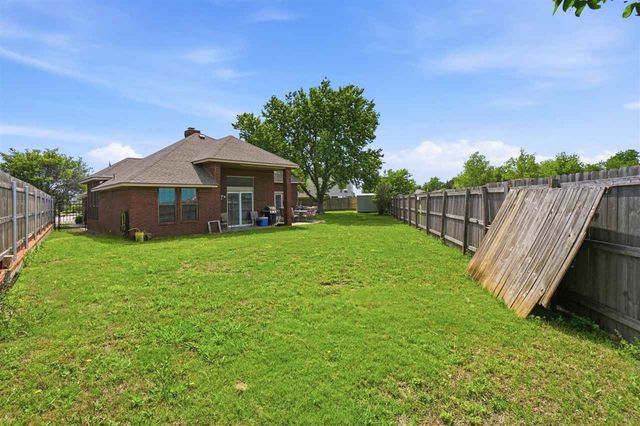 608 NW Waterford Dr, Lawton, OK 73505