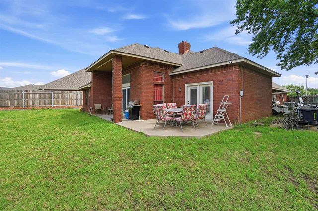 608 NW Waterford Dr, Lawton, OK 73505