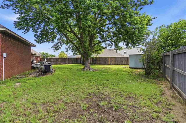 608 NW Waterford Dr, Lawton, OK 73505