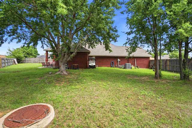 608 NW Waterford Dr, Lawton, OK 73505