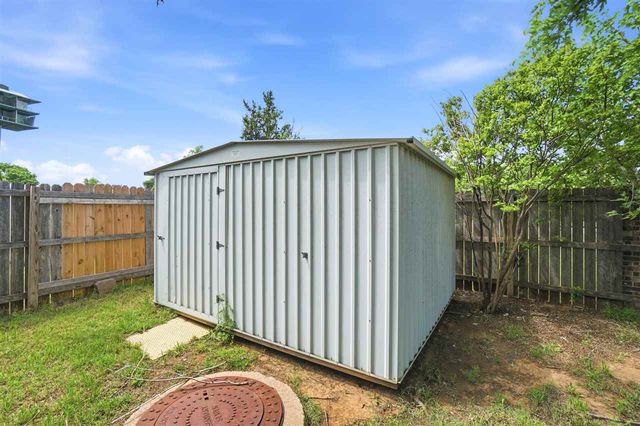 608 NW Waterford Dr, Lawton, OK 73505