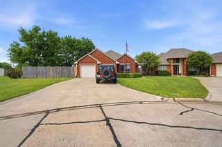608 NW Waterford Dr, Lawton, OK 73505