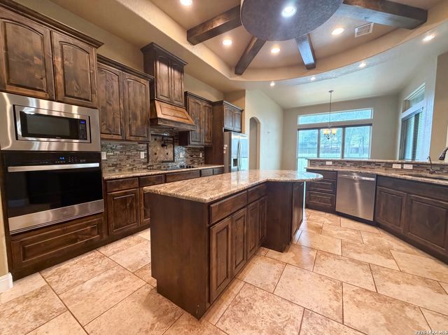 105 E EDEN VLY, Adkins, TX 78101