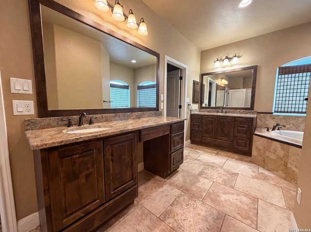 105 E EDEN VLY, Adkins, TX 78101