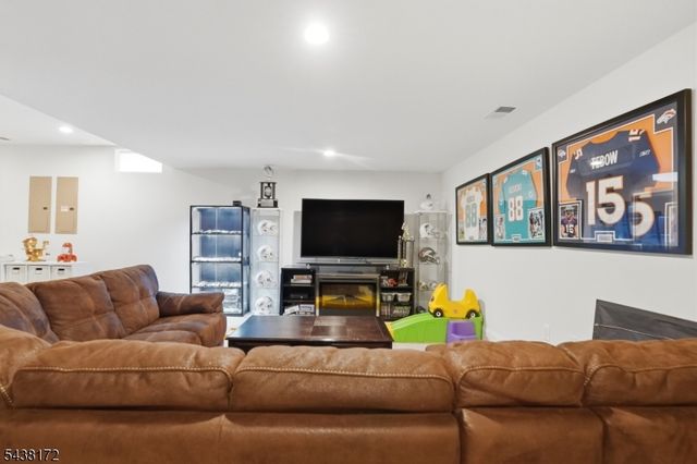 18 Waterford Way, Middletown Twp., NJ 07738