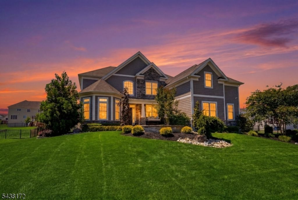 18 Waterford Way, Middletown Twp., NJ 07738