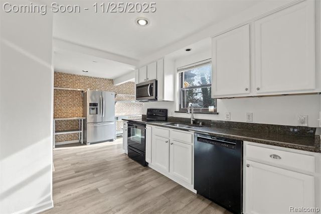 13111 Nadine Avenue, Huntington Woods, MI 48070