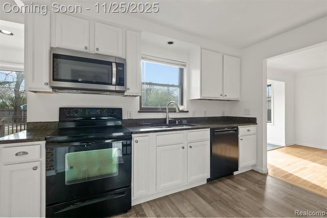 13111 Nadine Avenue, Huntington Woods, MI 48070