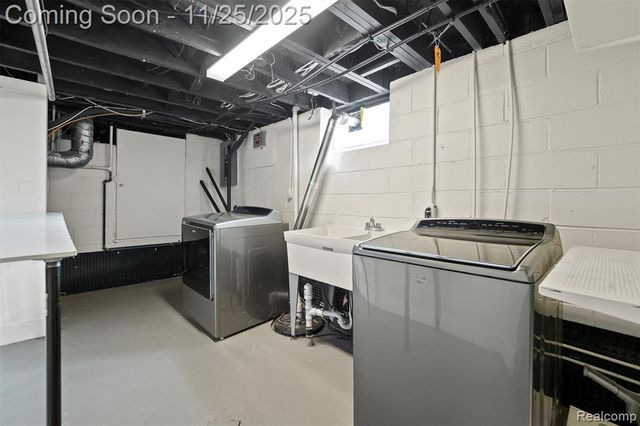 13111 Nadine Avenue, Huntington Woods, MI 48070