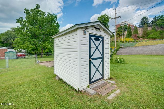 247 Cherokee Village Drive, Kingsport, TN 37660