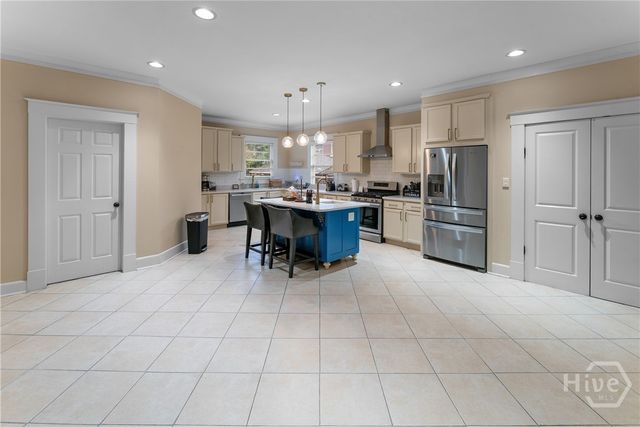 121 E Victory Drive, Savannah, GA 31405