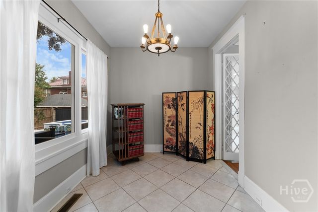 121 E Victory Drive, Savannah, GA 31405