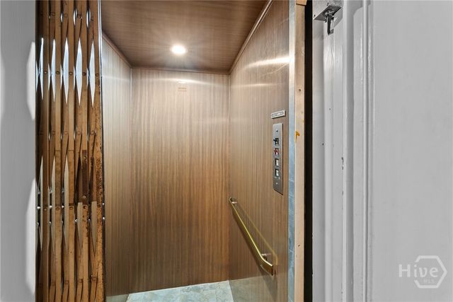 121 E Victory Drive, Savannah, GA 31405