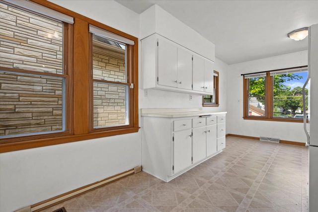 2357 S 77th STREET, West Allis, WI 53219
