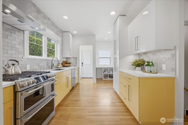 1902 NE 73rd Street, Seattle, WA 98115
