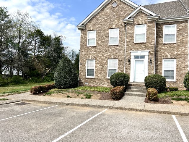 1037 McKenna Dr, Thompsons Station, TN 37179