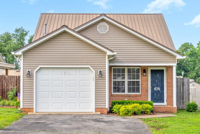 676 Hunters Ln, Hopkinsville, KY 42240