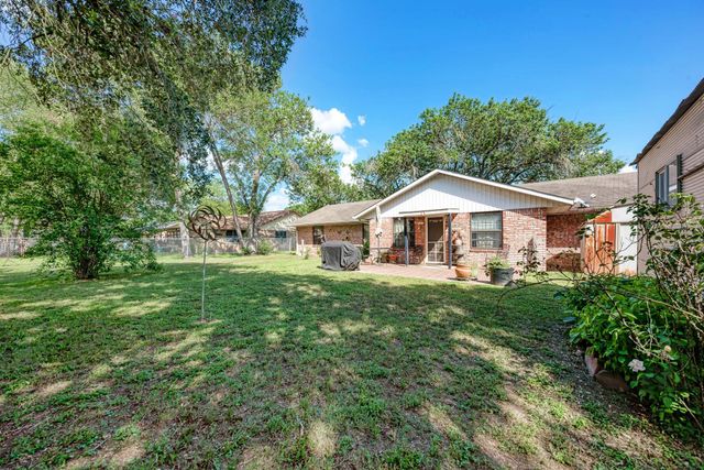 807 Ross CIR, Lockhart, TX 78644