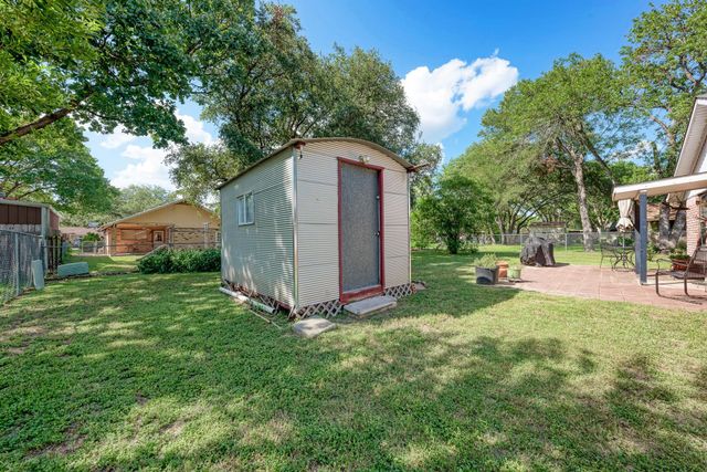 807 Ross CIR, Lockhart, TX 78644