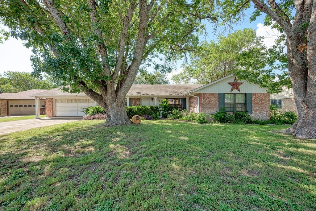 807 Ross CIR, Lockhart, TX 78644