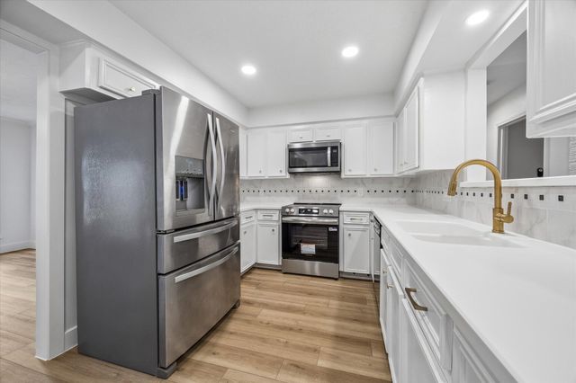 607 Tanglewood Drive, Friendswood, TX 77546