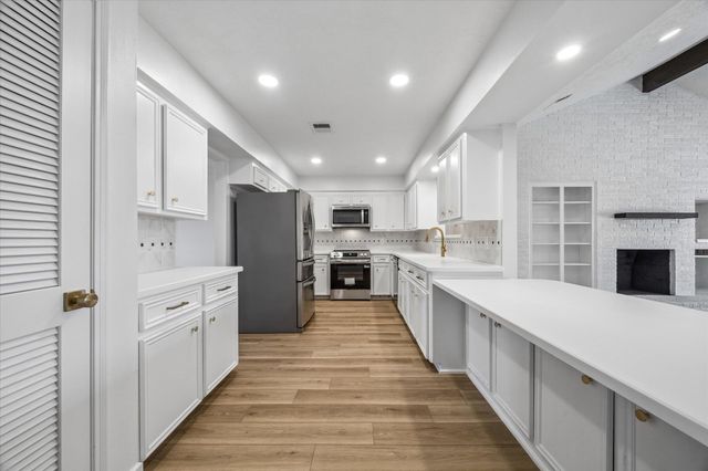 607 Tanglewood Drive, Friendswood, TX 77546