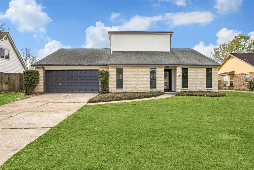 607 Tanglewood Drive, Friendswood, TX 77546