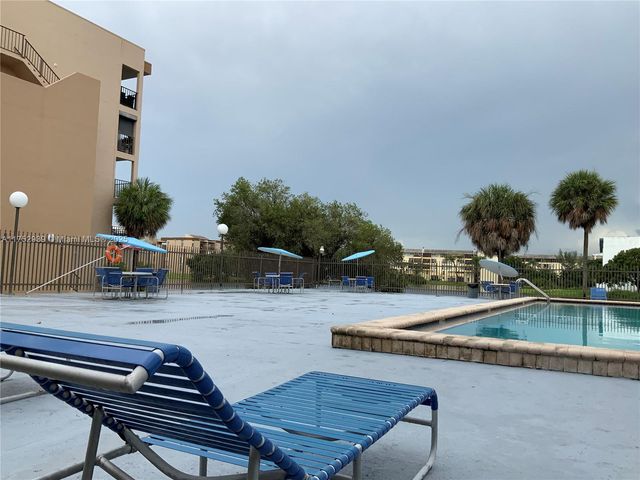 8889 Fontainebleau Blvd 403, Miami, FL 33172