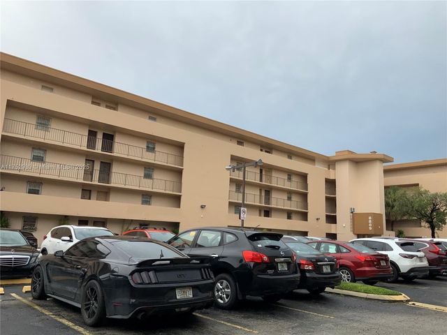 8889 Fontainebleau Blvd 403, Miami, FL 33172