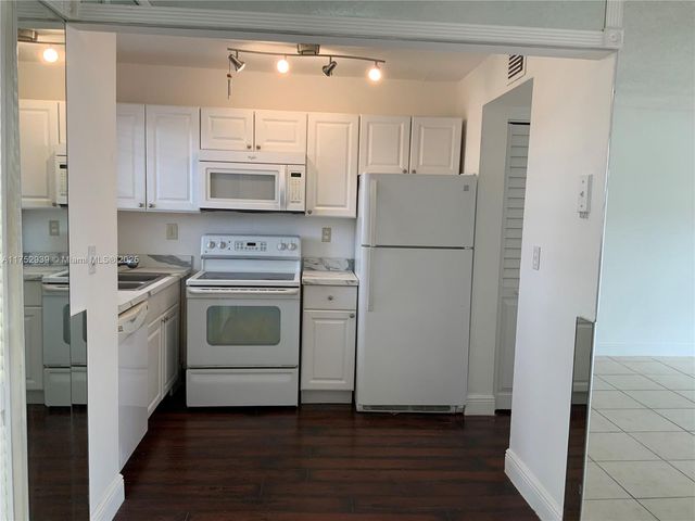 8889 Fontainebleau Blvd 403, Miami, FL 33172