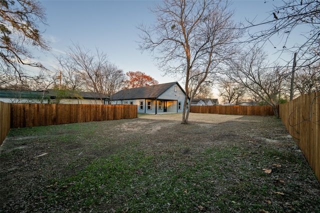 411 W Elm Street, Whitewright, TX 75491