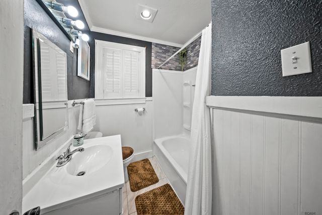 10423 Red Oak Dr, Baton Rouge, LA 70815