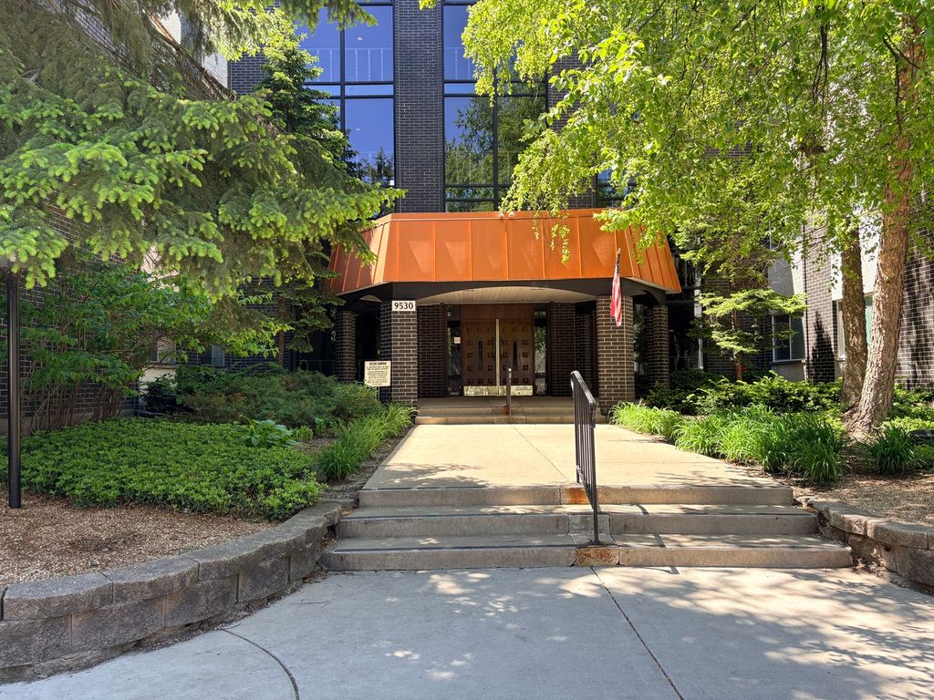 9530 Lamon Avenue 115, Skokie, IL 60077