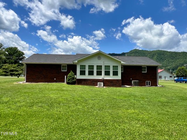 839 Deerfield Lane, Hampton, TN 37658