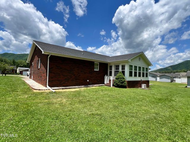 839 Deerfield Lane, Hampton, TN 37658