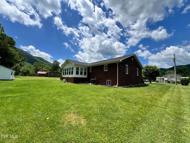 839 Deerfield Lane, Hampton, TN 37658