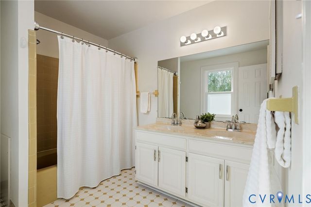 11950 Rothbury Dr, North Chesterfield, VA 23236