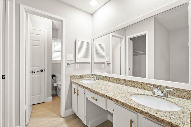 602 W Castle Harbour Drive, Friendswood, TX 77546