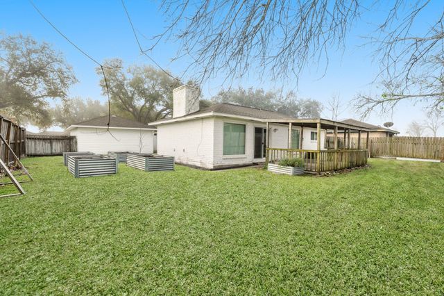 602 W Castle Harbour Drive, Friendswood, TX 77546