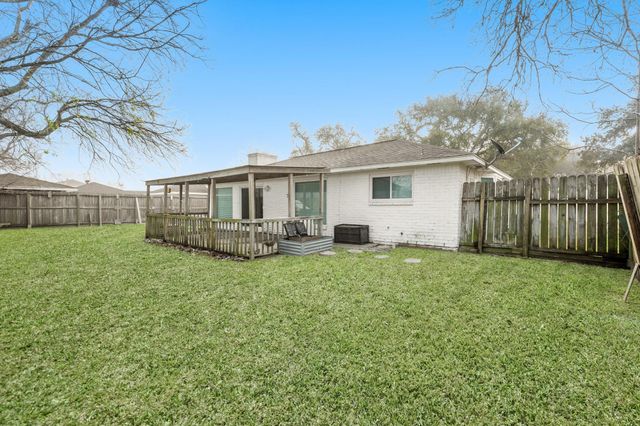 602 W Castle Harbour Drive, Friendswood, TX 77546