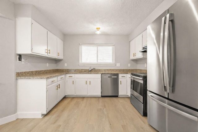 602 W Castle Harbour Drive, Friendswood, TX 77546